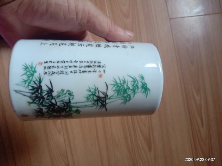拆迁处收来瓷笔筒，器型品相精美，应该是七，...