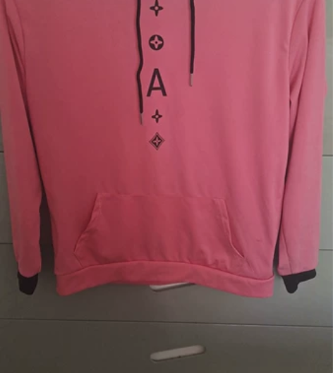 去年开学的时候给女儿买了这件衣服，孩子开学...