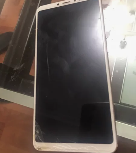 小米max屏幕外屏边角碎裂 不影响观看 当...