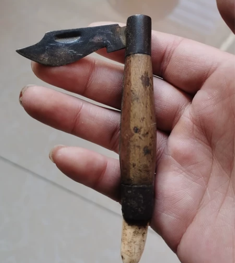 老刀子，品相完美，后边白色镶嵌应该是牙制品...