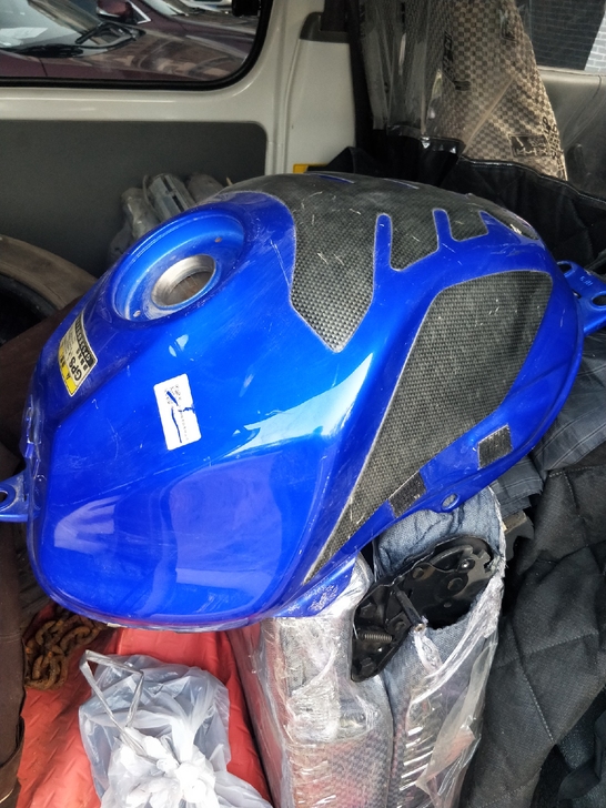 gsⅹ250油箱，原车折下，有一个一公分小...