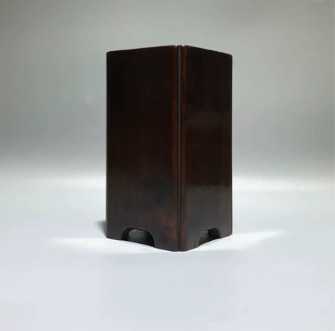 清代,楠木四方委角笔筒 感兴趣的话点“我想...