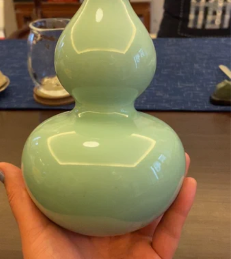 豆青釉葫芦瓶 这件仿乾隆的豆青釉葫芦瓶，釉...