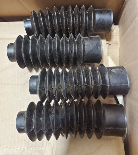 长江750挎斗前减防尘套全新 感兴趣的话点...