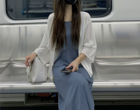欧洲站法式轻熟风小众裙子奶油蓝吊带连衣裙很仙的两… 感兴趣的... 欧洲站法式轻熟风小众裙子奶油蓝吊带连衣裙很仙的两… 感兴趣的...