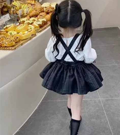 120码背带裙两件套 穿过一次 感兴趣的话...