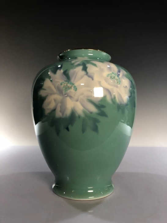 日本深川制湖绿釉花卉纹赏瓶，全品，外体通施...