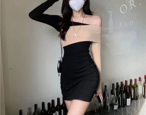 韩系设计感撞色一字肩连衣裙秋性感紧身百搭打...
