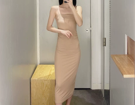 极简cos风驼色露背修身莫代尔吊带裙别人家...