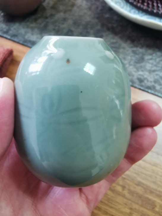 青瓷茶入，非常少，老柴烧，有一处爆釉，没盖...
