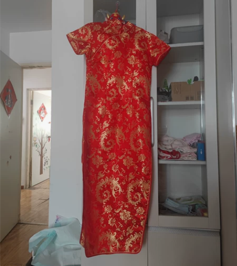 定做的敬酒服旗袍，仅穿过一次，L码，裙摆处...