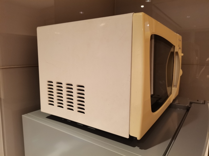 美的微波炉一个，干净美观。功能正常无维修记...