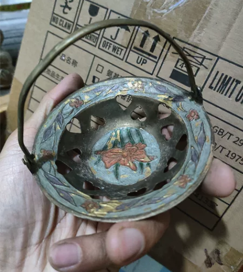 国外回流铜花篮。黄铜材质，有开裂如图。直径...