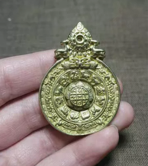 复古黄铜鎏金九宫格金刚杵铜挂件，一面是会转...