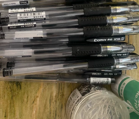 碳素笔28根，固体胶两个，一全新一用了两次...