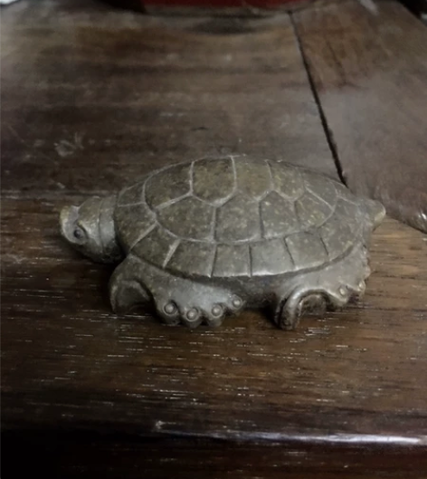 一只飘亮的紫砂金钱龟。做工考究精细生动，动...