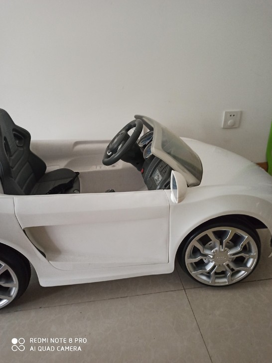 奥迪正版授权,里面高配电瓶,,可插存储卡播...