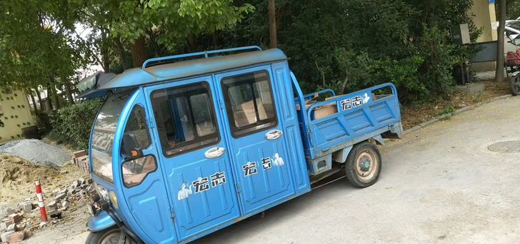 电动三轮车，正常使用，5个水电瓶