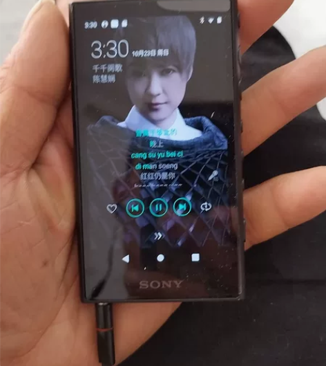 索尼NW-A105，几乎全新，包装盒和充电...