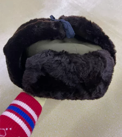 雷锋帽，买来骑摩托车，被家里人笑话是老人戴...