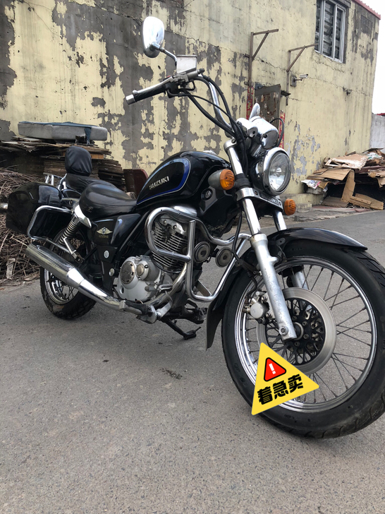 铃木GZ125闲置好多年了一直没骑在车库放...