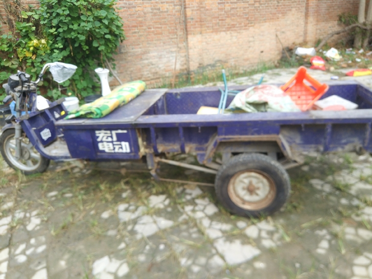 电动三轮车一辆，五块水电(电池已出），有刷...