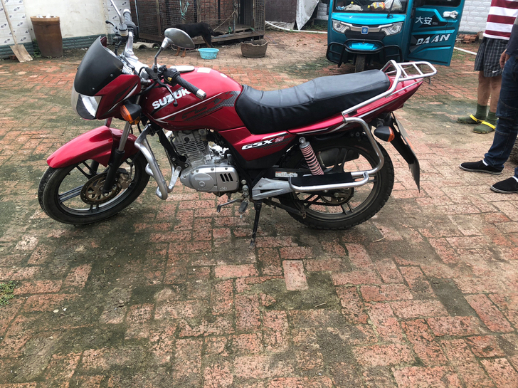 11年铃木轻骑125，七成新，19000公...