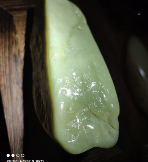 新疆和田玉若羌黄口山流水原石，重360克，...