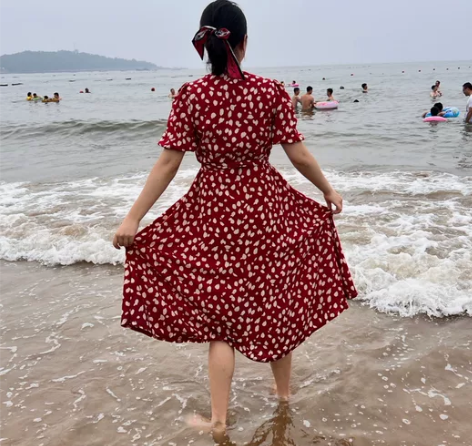 波点红色海滩沙滩裙 感兴趣的话点“我想要”...