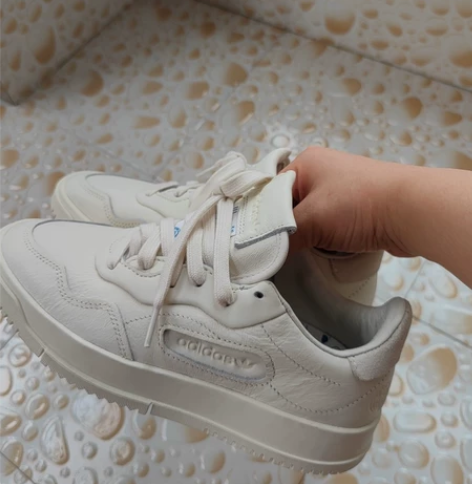 Adidas女士运动鞋  皮质超级软  穿...