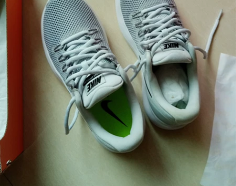 全新 nike 慢跑鞋 可能是放置不当，后...