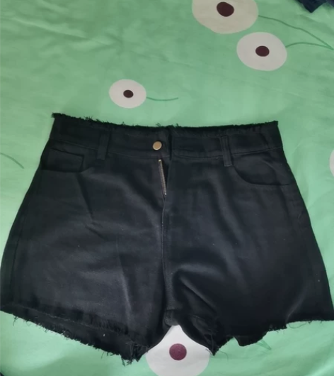 女款黑色牛仔裤超短裤，31码，没有弹力 感...