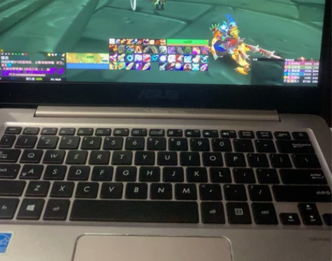 2G独显轻薄本，外壳成色如新，屏幕靓丽清晰...