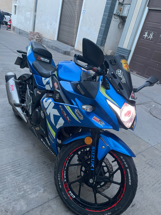 17年铃木gsx250标配，海神蓝经典版画...