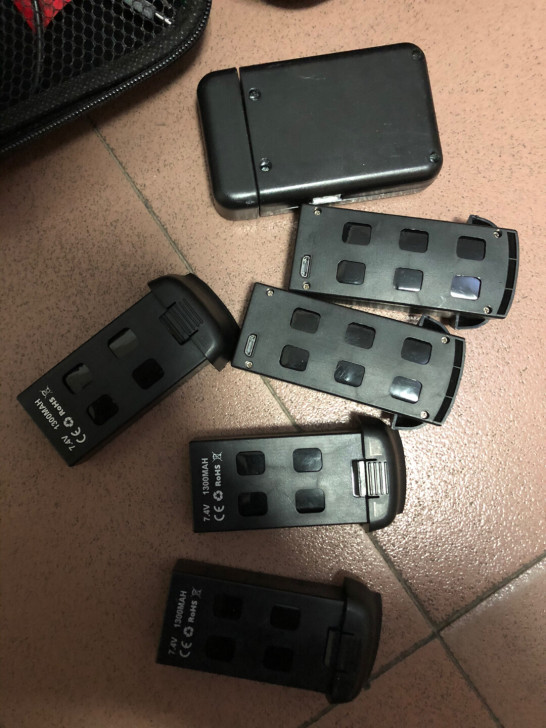 无人机，没时间玩，就飞过一两次配了5块电池...