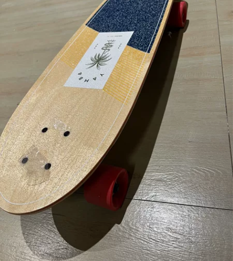 八成新，没怎么滑过，不懂滑板乱买的，由于要...