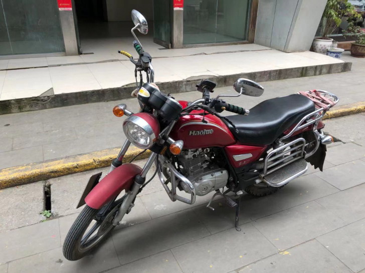 豪爵宝逸125摩托车