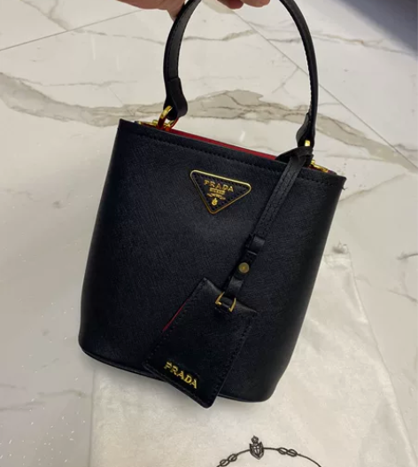 用过三次，普拉达小号水桶包，要转租房子、包...