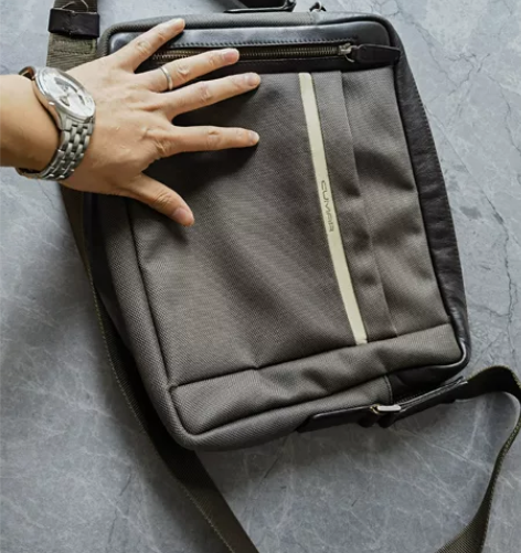 男士单肩包，质量超级好，皮质部分有点磨损，...