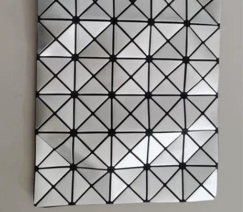 女士手拿包,识货的拍,据说是大品牌,银灰色...