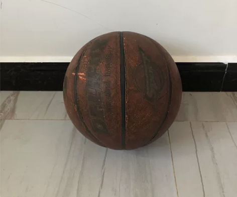 篮球，没有一点问题，用了一年，起皮了，不影...