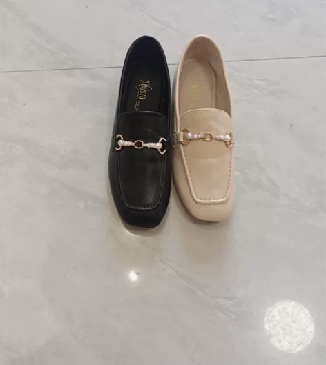 全新大东女鞋,平跟单鞋。 感兴趣的话点“我...
