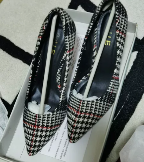 百丽单鞋35码 千鸟格 好搭配 感兴趣的话...