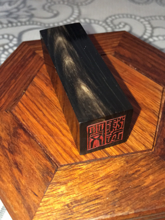家人收藏的一枚大号牛角的老印章，懂的朋友来...