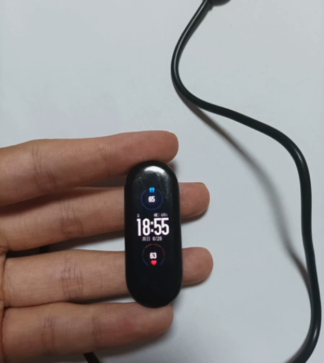 小米手环5非NFC已贴膜，屏幕跑步时摔裂了...