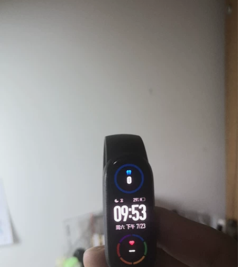 小米手环6普通版的 有略微划痕（几乎可以不...