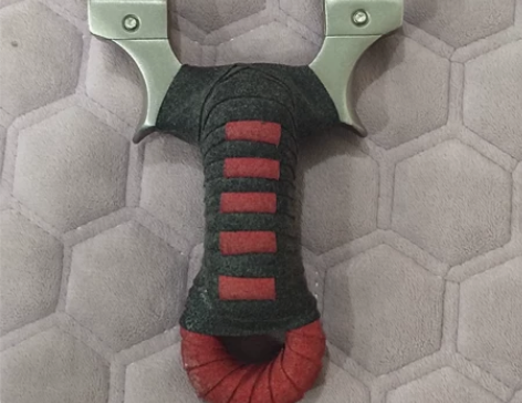 出一把横刀弹弓，材质304不锈钢。外弓门8...