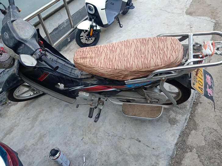 弯梁 坤式摩托车，牌子是金城 劲力，非本田...