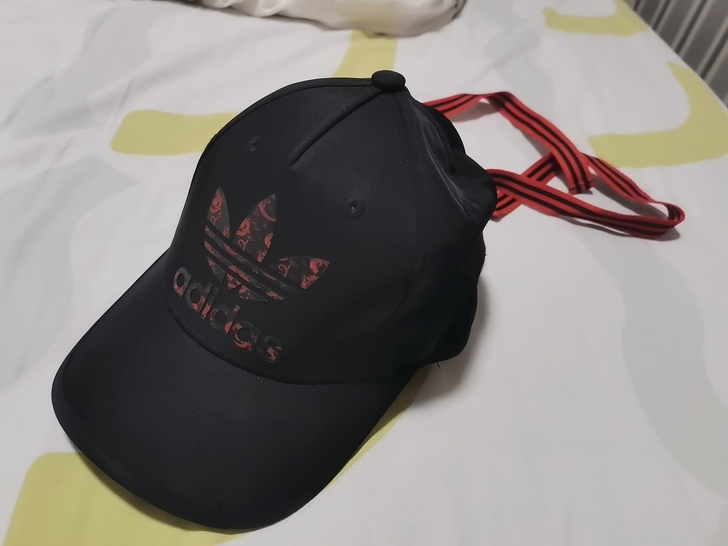 adidas正品鸭舌帽，专柜购入，后面调节...