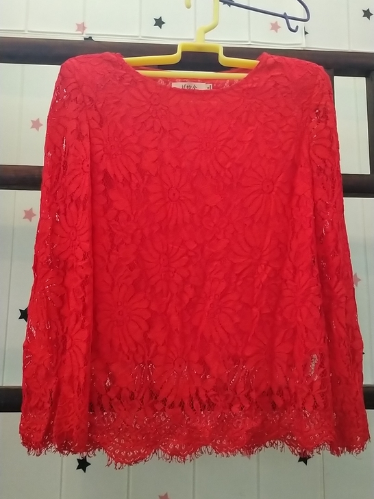 秋款大红色蕾丝衫,160M码,全新无吊牌。...